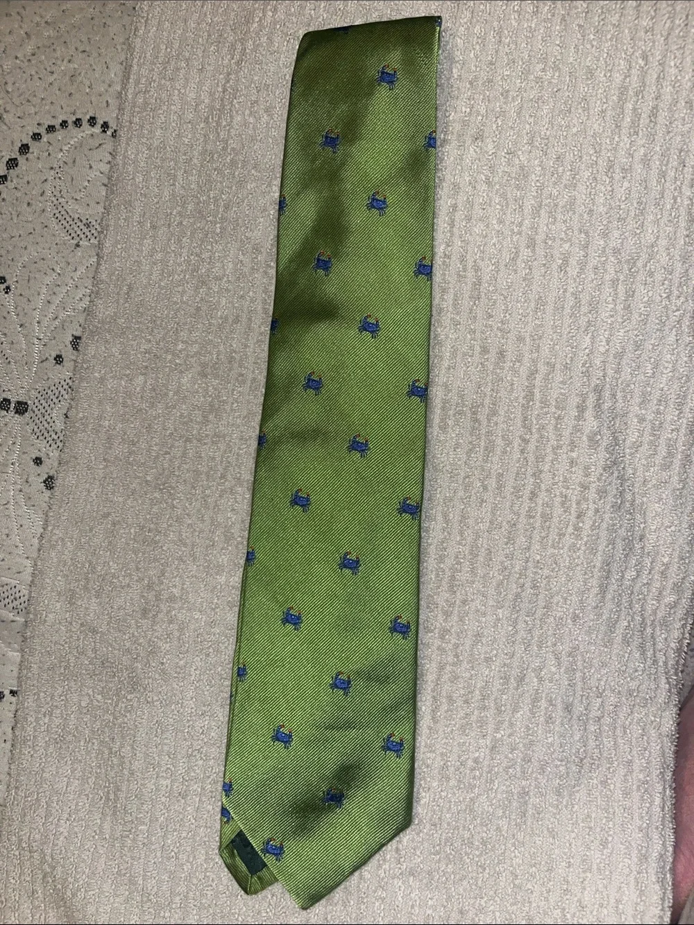 Crew Green with Blue Crabs Motif Tie